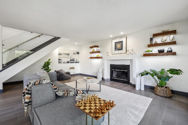 101 Bel Air Rd, Antelope, CA 90077